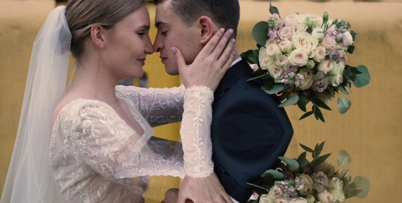 Promise — nowa strona główna Para młoda czoło w czoło, w tle bukiet