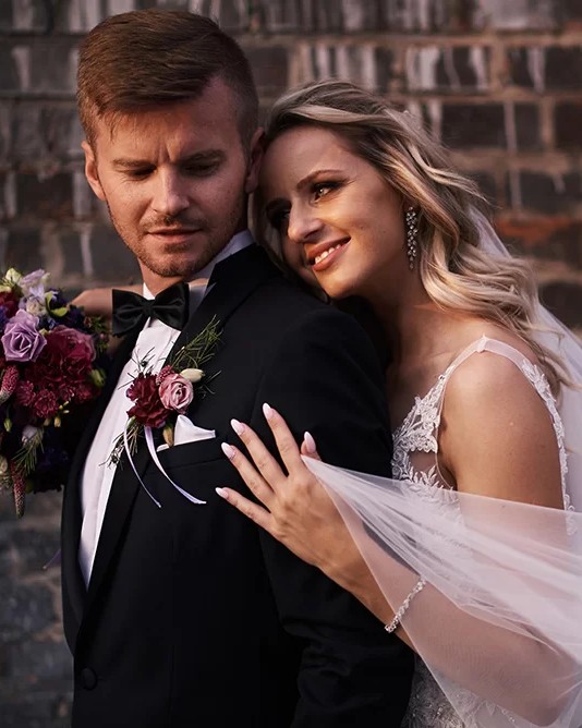 Promise — nowa strona główna Para młoda przy ceglanym murze — fot. Tomasz Piekorz